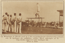 873154 Afbeelding van een oefening op de brug, uitgevoerd tijdens de schoolsportdag voor middelbare scholen, ...